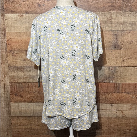 New! ED Ellen Degeneres Short Sleeve Notch Pajamas Gray Floral size Medium Soft - Picture 3 of 10